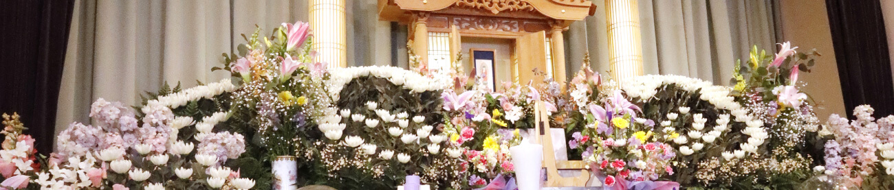花が綺麗に飾られた白木祭壇