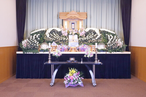 花が綺麗に囲むように飾られた祭壇