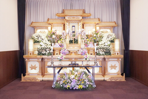 花がふんだんに飾られた白木祭壇