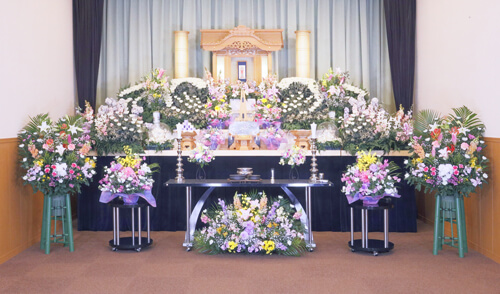 祭壇・祭壇周辺に豪華に花が飾られた祭壇